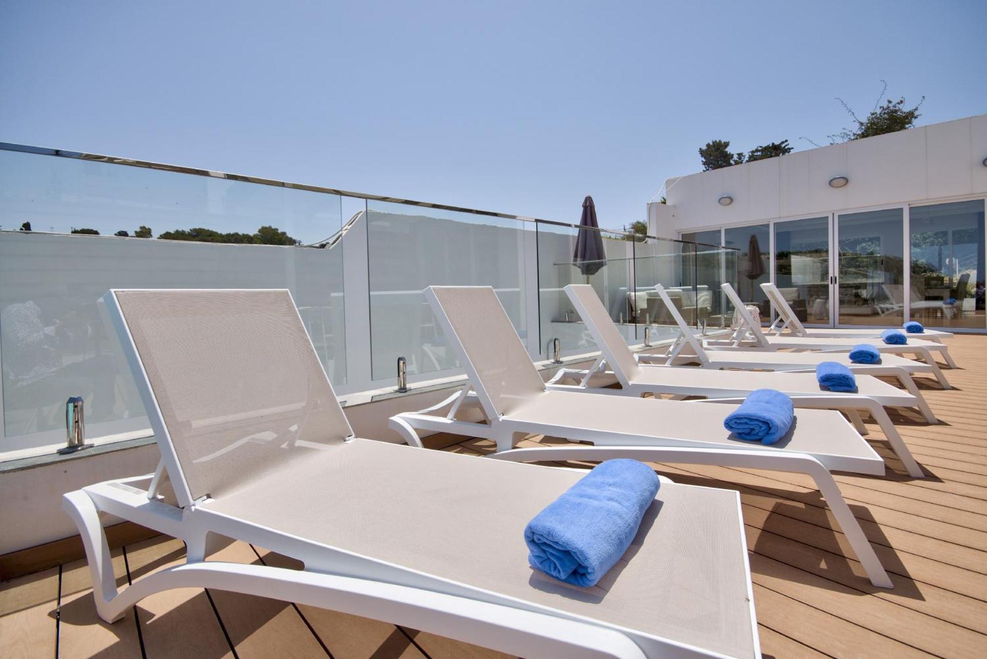 Vilă Maltese Luxury - Sunset Infinity Pools, Indoor Heated Pools And More!