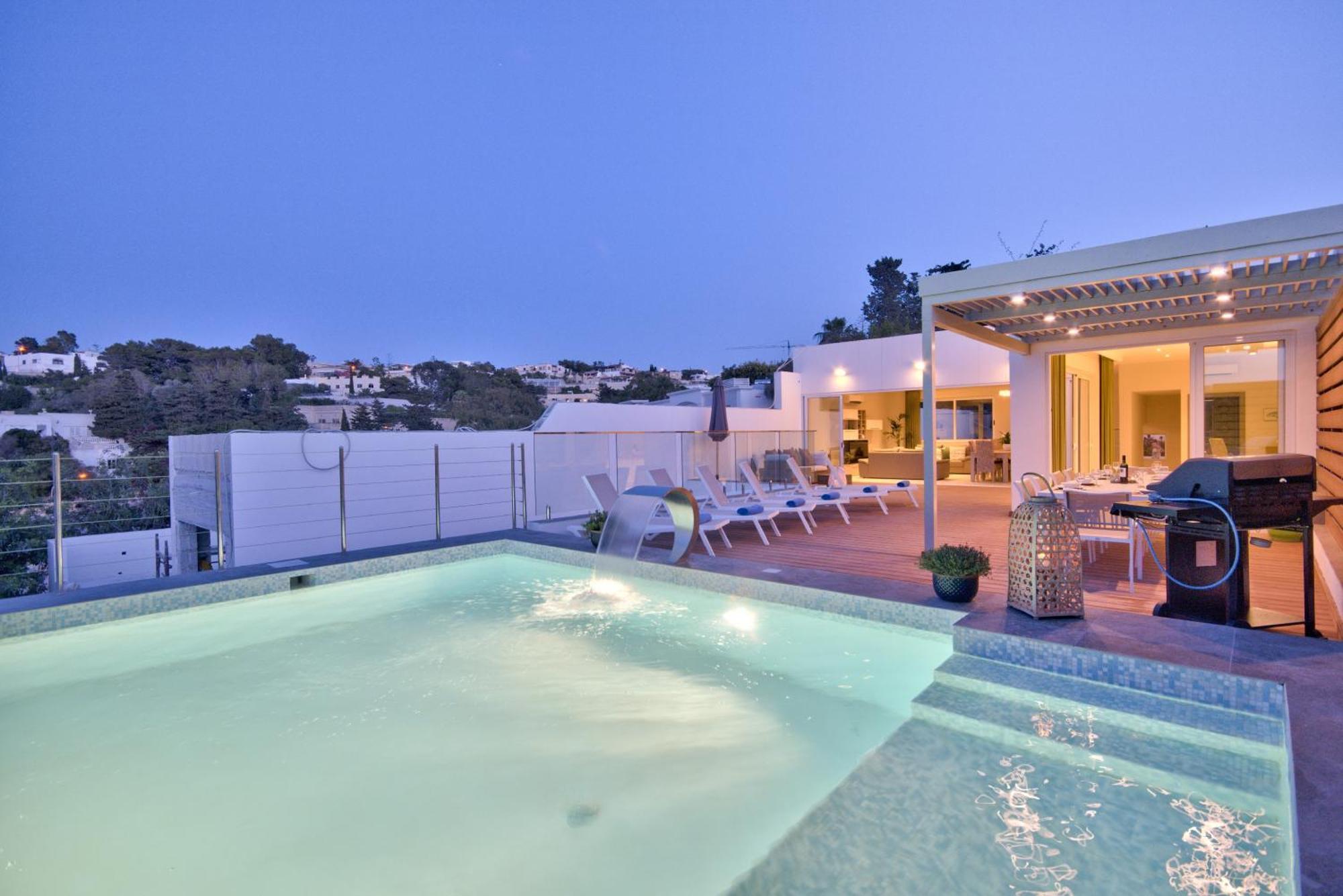 Vilă Maltese Luxury - Sunset Infinity Pools, Indoor Heated Pools And More!