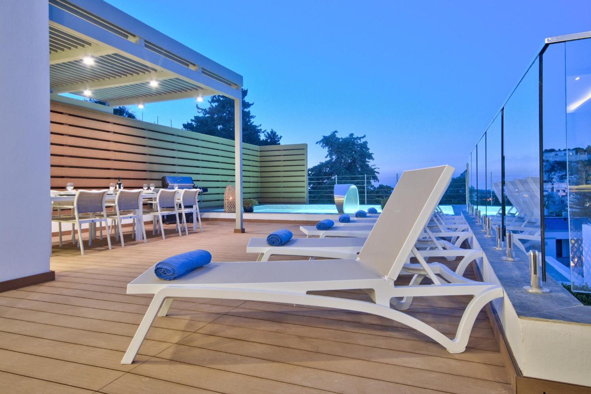 Vilă Maltese Luxury - Sunset Infinity Pools, Indoor Heated Pools And More!