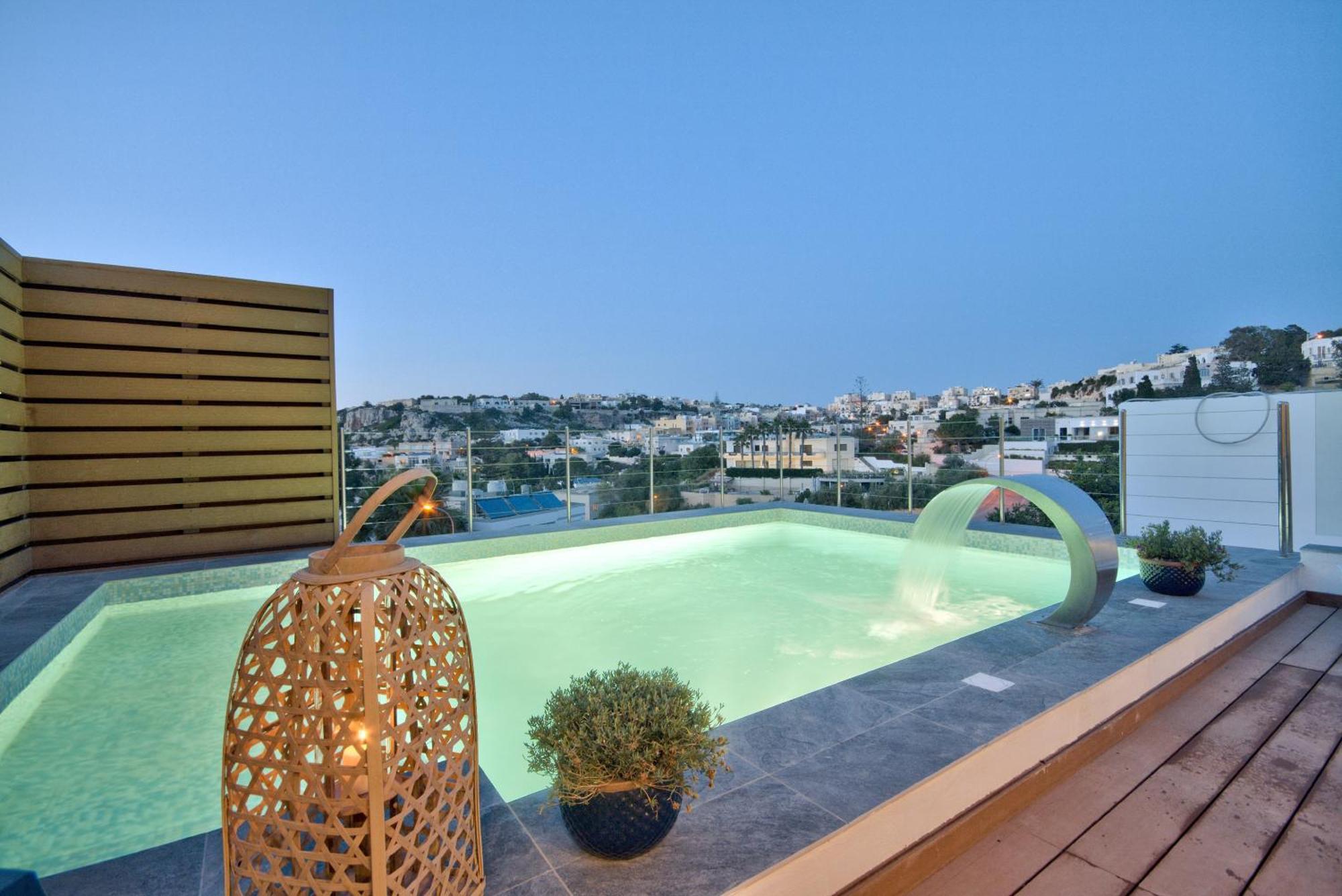 Vilă Maltese Luxury - Sunset Infinity Pools, Indoor Heated Pools And More! *