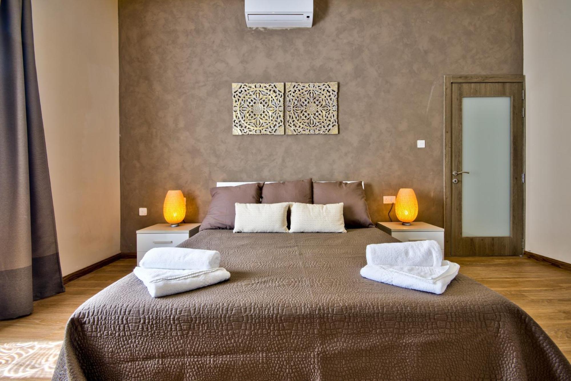 Vilă Maltese Luxury - Sunset Infinity Pools, Indoor Heated Pools And More!