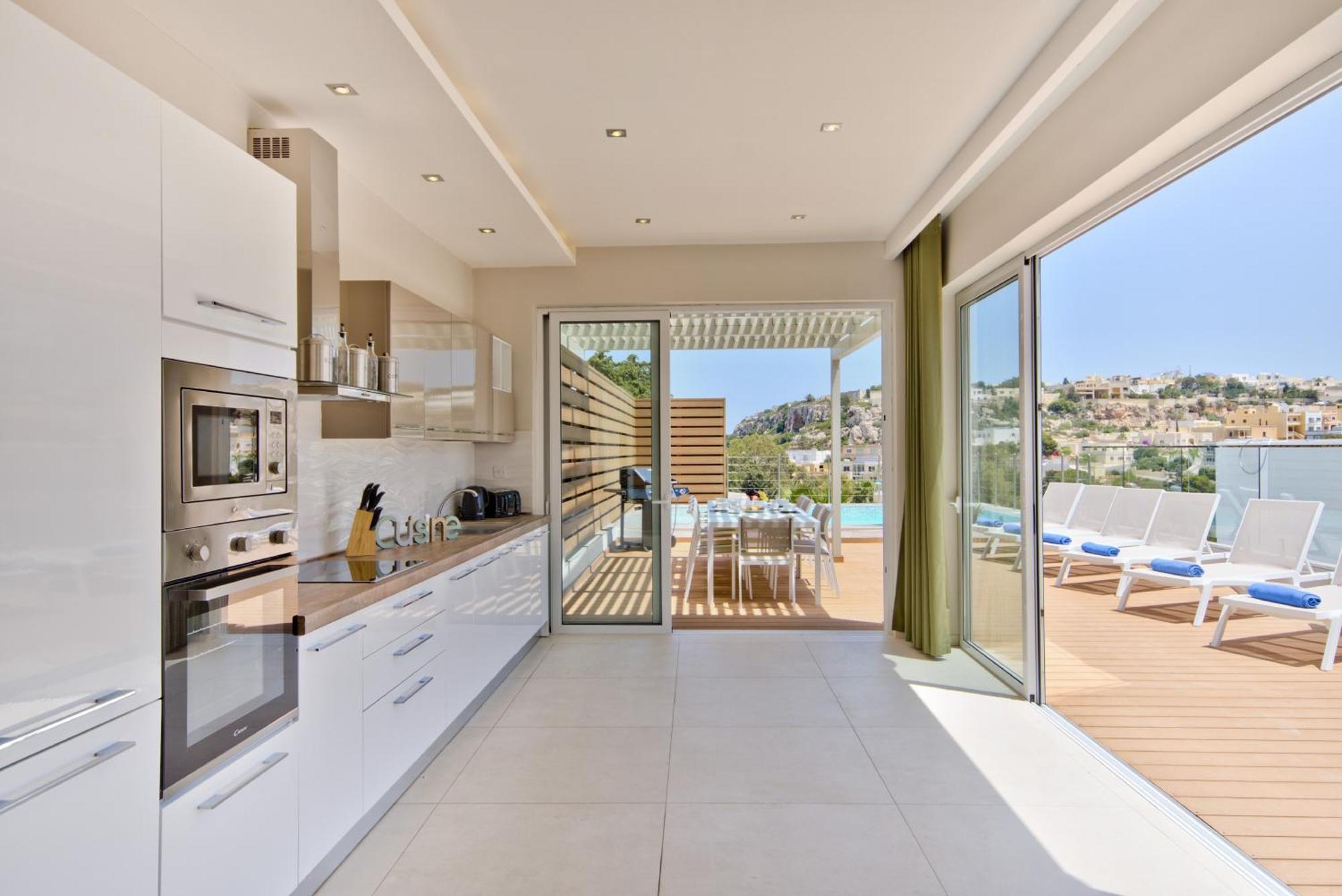 Vilă Maltese Luxury - Sunset Infinity Pools, Indoor Heated Pools And More! *