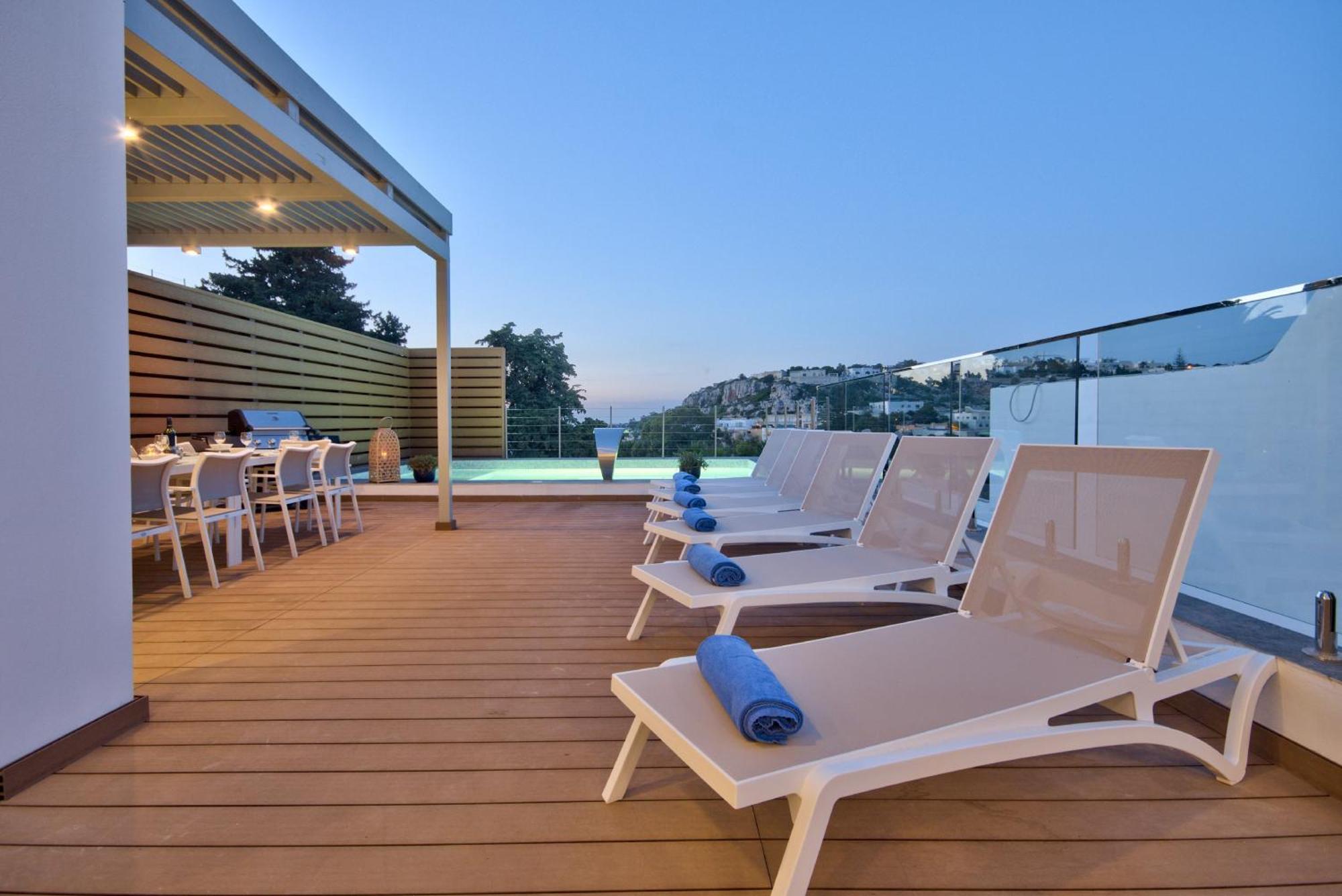 Vilă Maltese Luxury - Sunset Infinity Pools, Indoor Heated Pools And More!