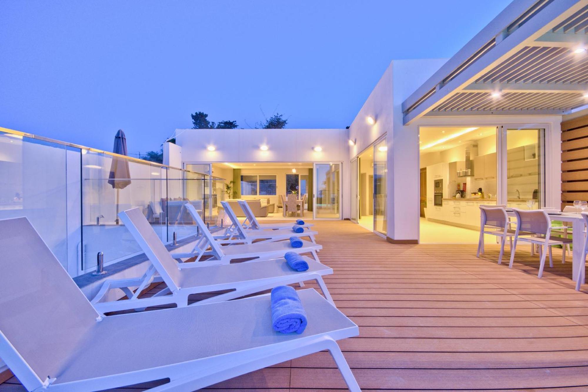 Maltese Luxury - Sunset Infinity Pools, Indoor Heated Pools And More!