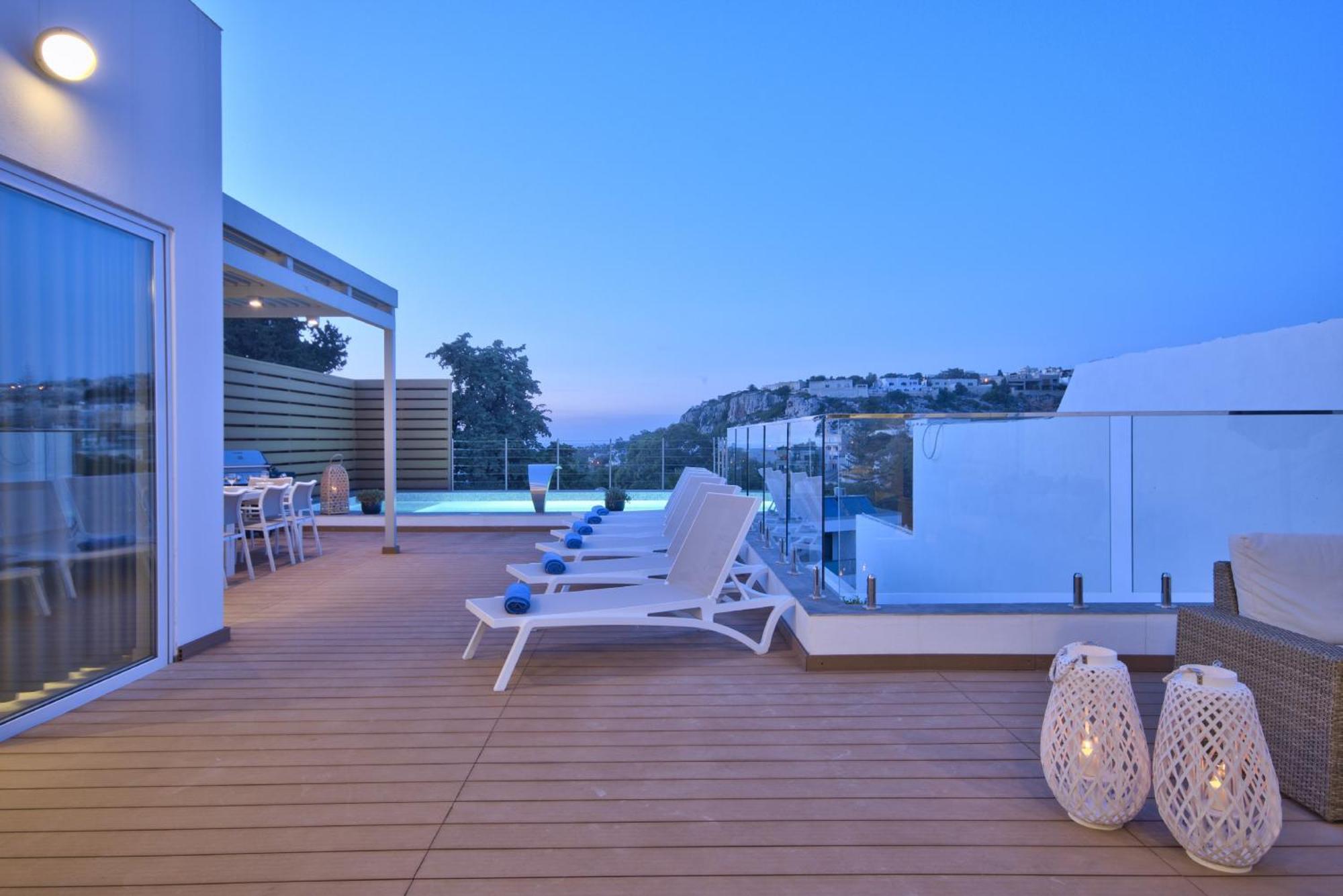 Vilă Maltese Luxury - Sunset Infinity Pools, Indoor Heated Pools And More!