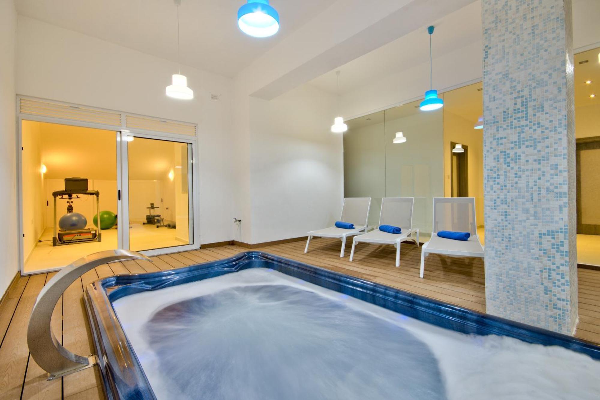 Maltese Luxury - Sunset Infinity Pools, Indoor Heated Pools And More! * Mellieħa