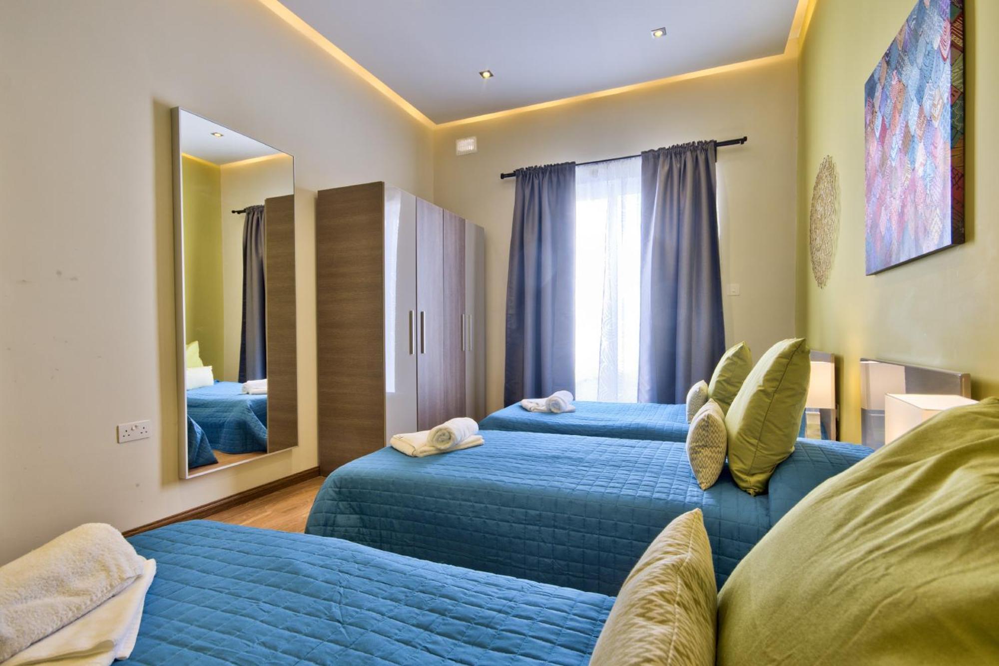 Vilă Maltese Luxury - Sunset Infinity Pools, Indoor Heated Pools And More!