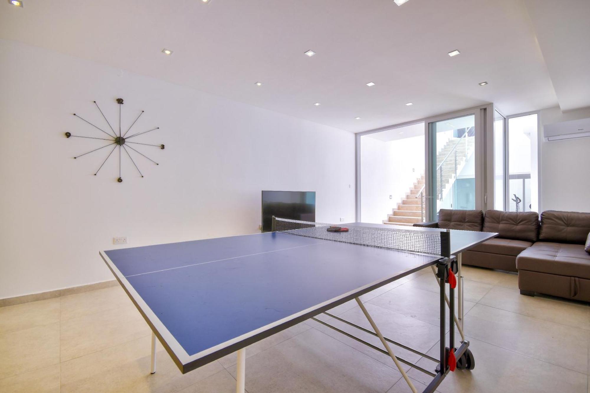 Vilă Maltese Luxury - Sunset Infinity Pools, Indoor Heated Pools And More! *