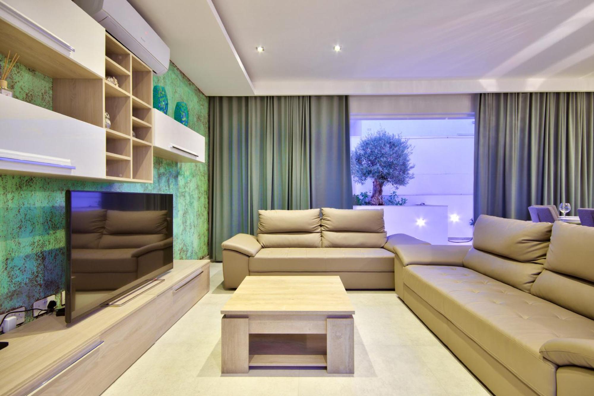 Vilă Maltese Luxury - Sunset Infinity Pools, Indoor Heated Pools And More!