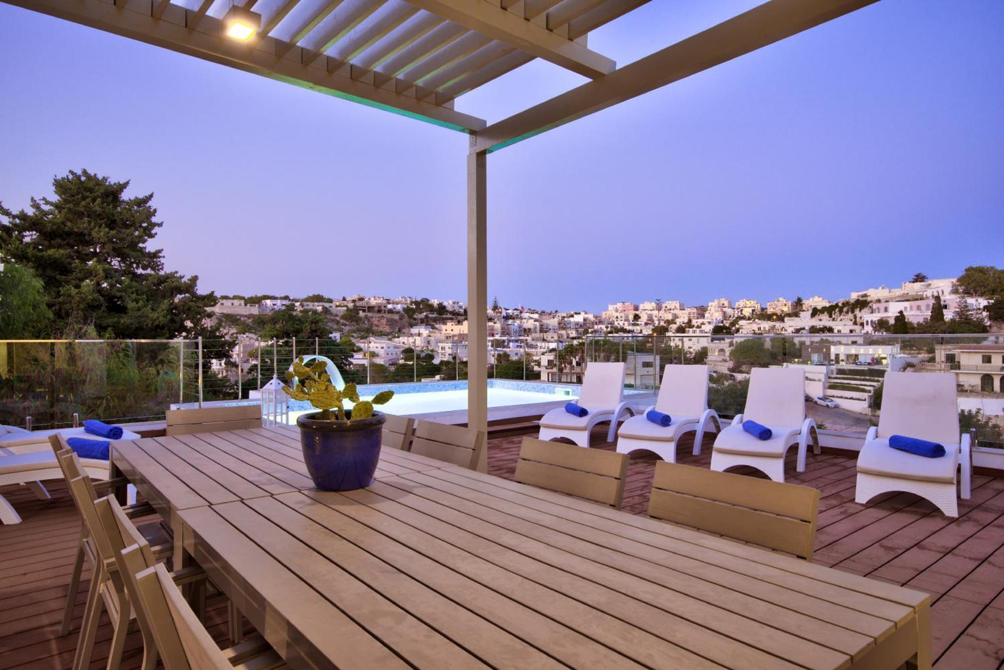 Vilă Maltese Luxury - Sunset Infinity Pools, Indoor Heated Pools And More! *