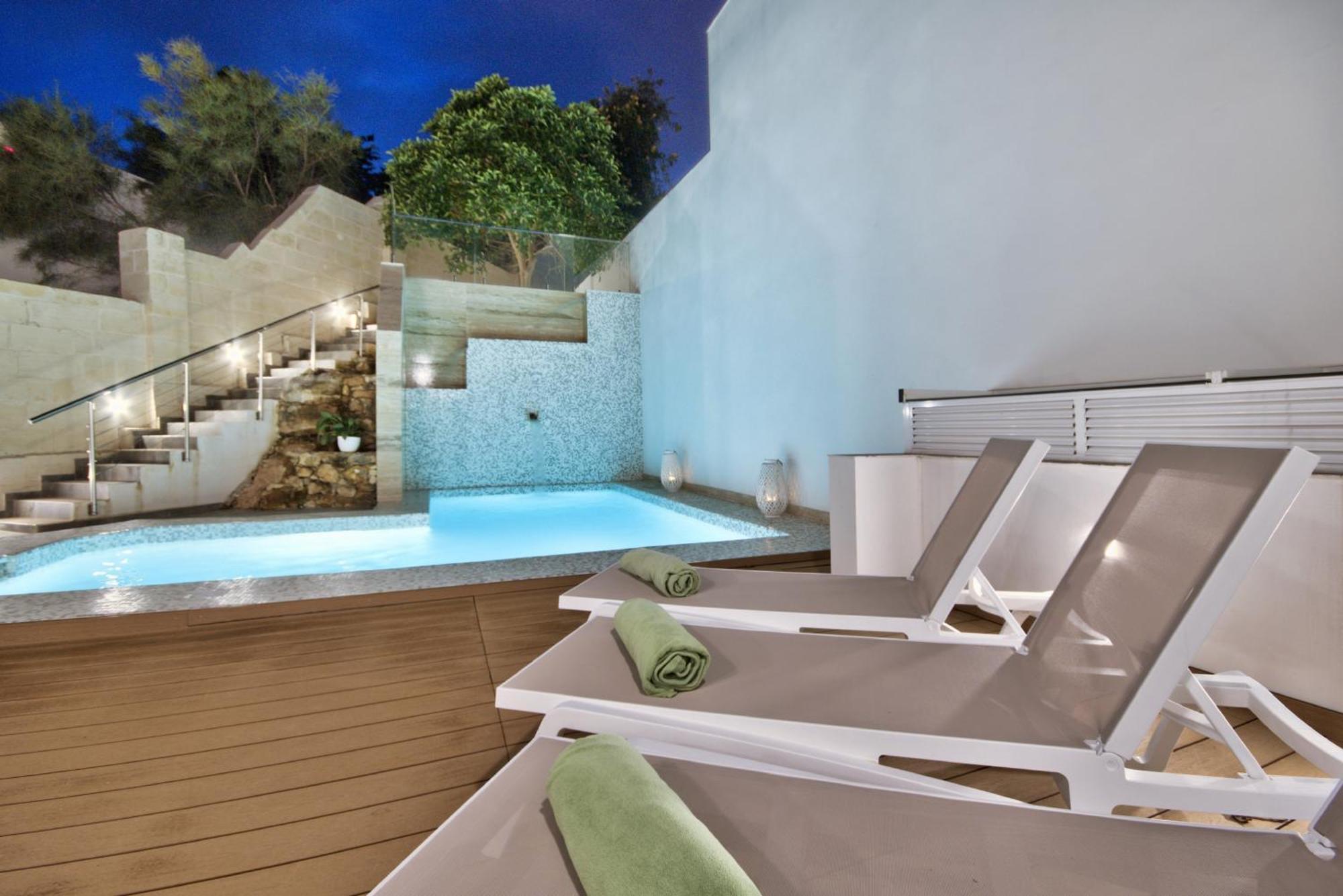 Vilă Maltese Luxury - Sunset Infinity Pools, Indoor Heated Pools And More! *