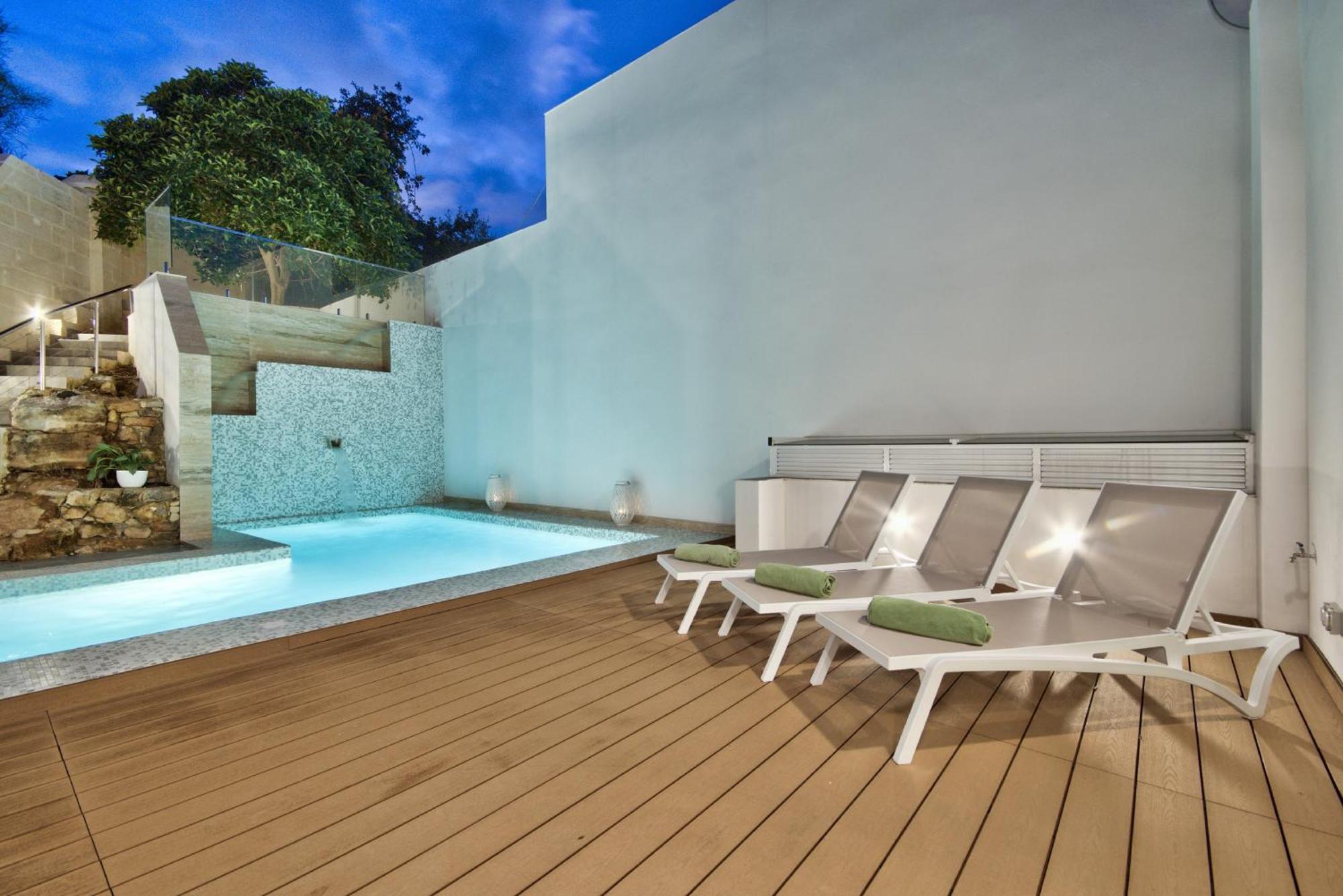 Vilă Maltese Luxury - Sunset Infinity Pools, Indoor Heated Pools And More!