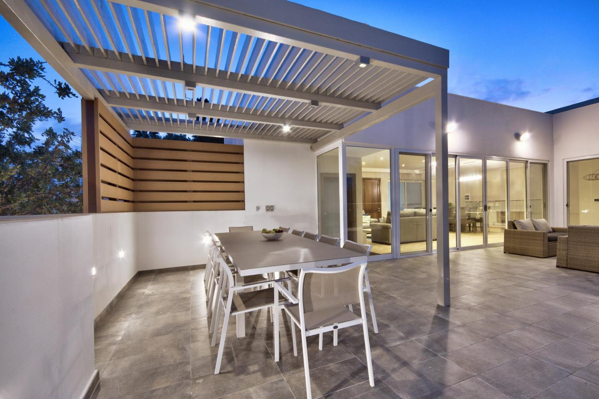 Vilă Maltese Luxury - Sunset Infinity Pools, Indoor Heated Pools And More! *