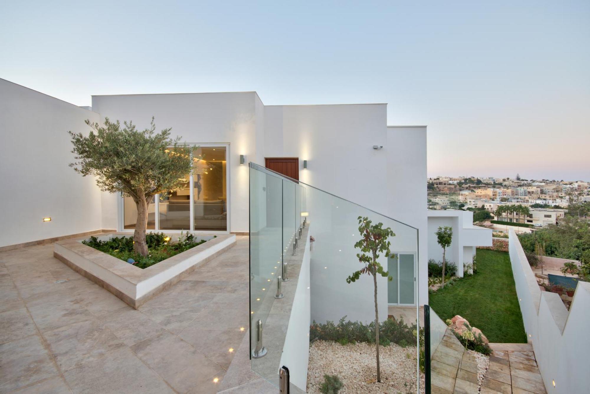 Vilă Maltese Luxury - Sunset Infinity Pools, Indoor Heated Pools And More!