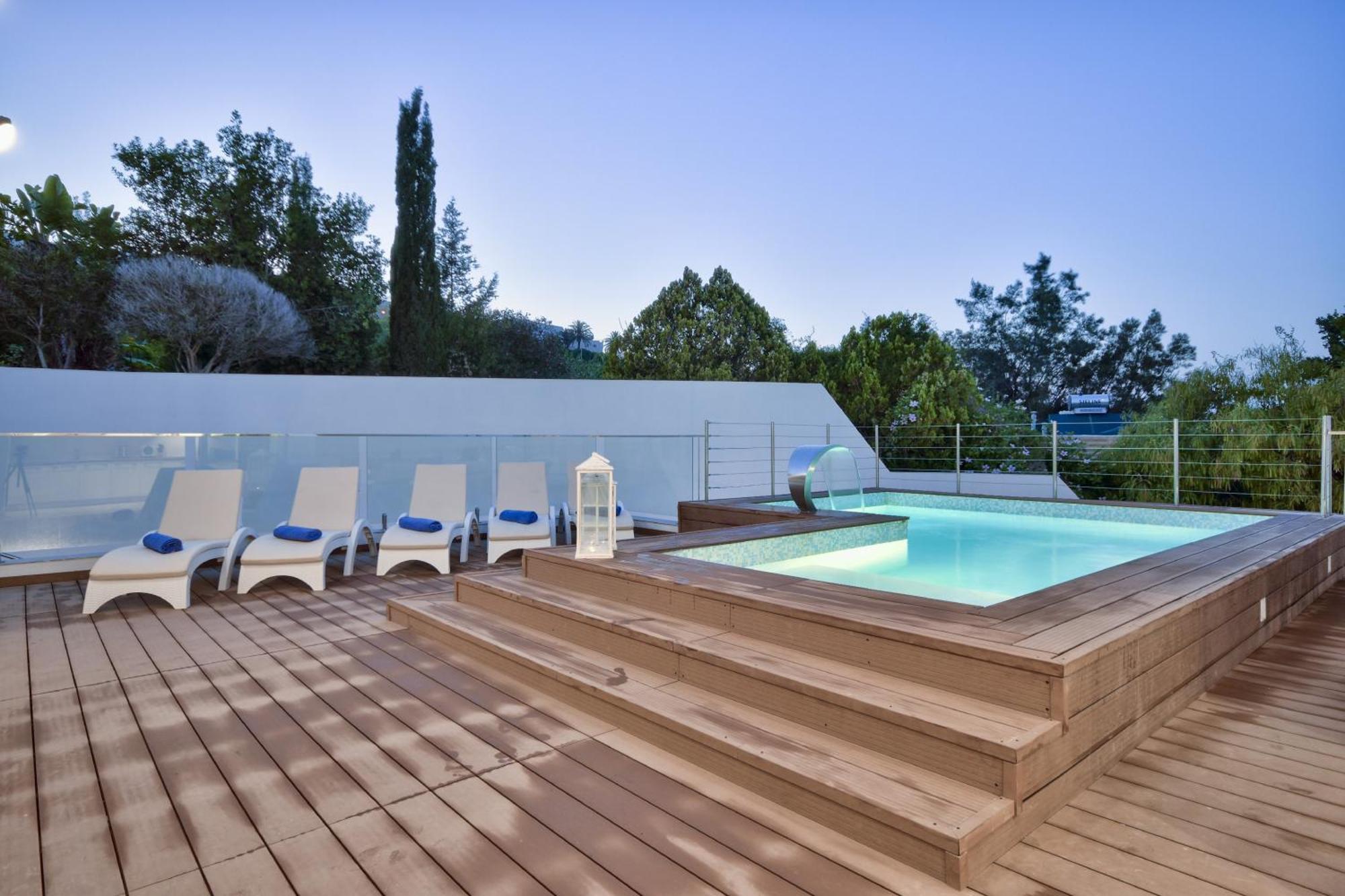 Vilă Maltese Luxury - Sunset Infinity Pools, Indoor Heated Pools And More!