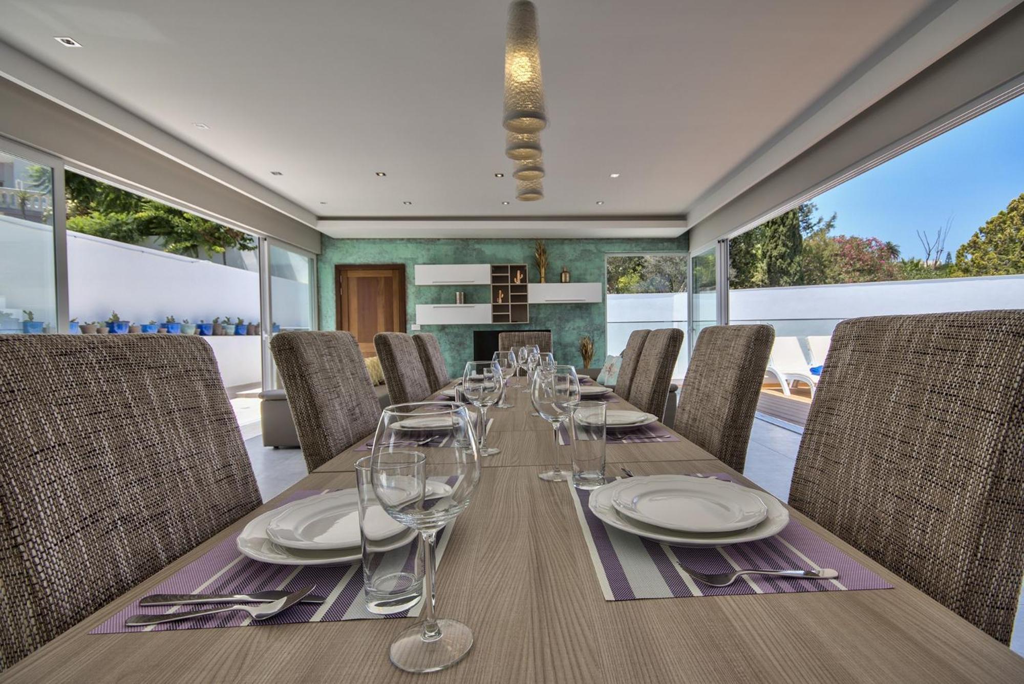 Vilă Maltese Luxury - Sunset Infinity Pools, Indoor Heated Pools And More!