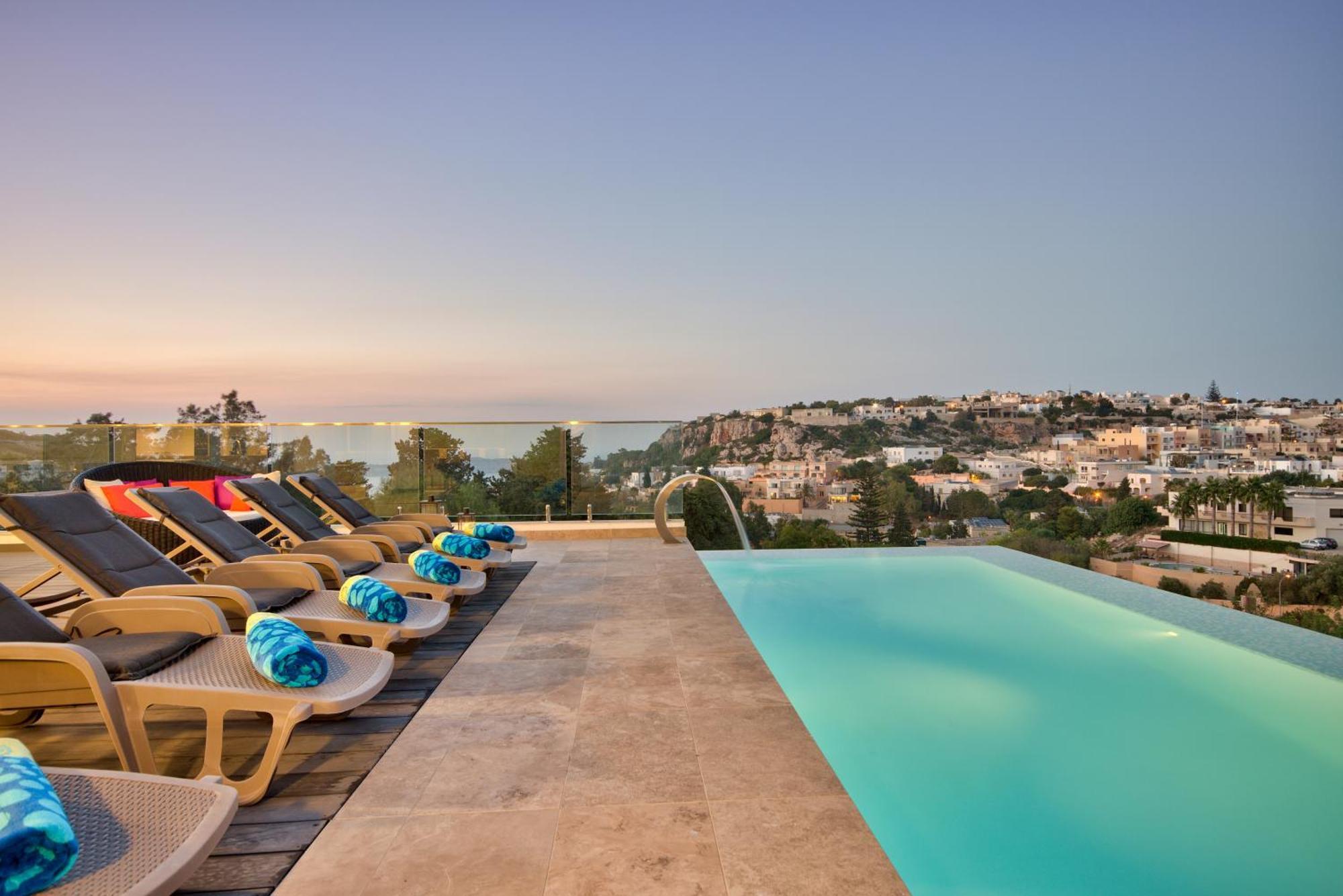 Vilă Maltese Luxury - Sunset Infinity Pools, Indoor Heated Pools And More! *